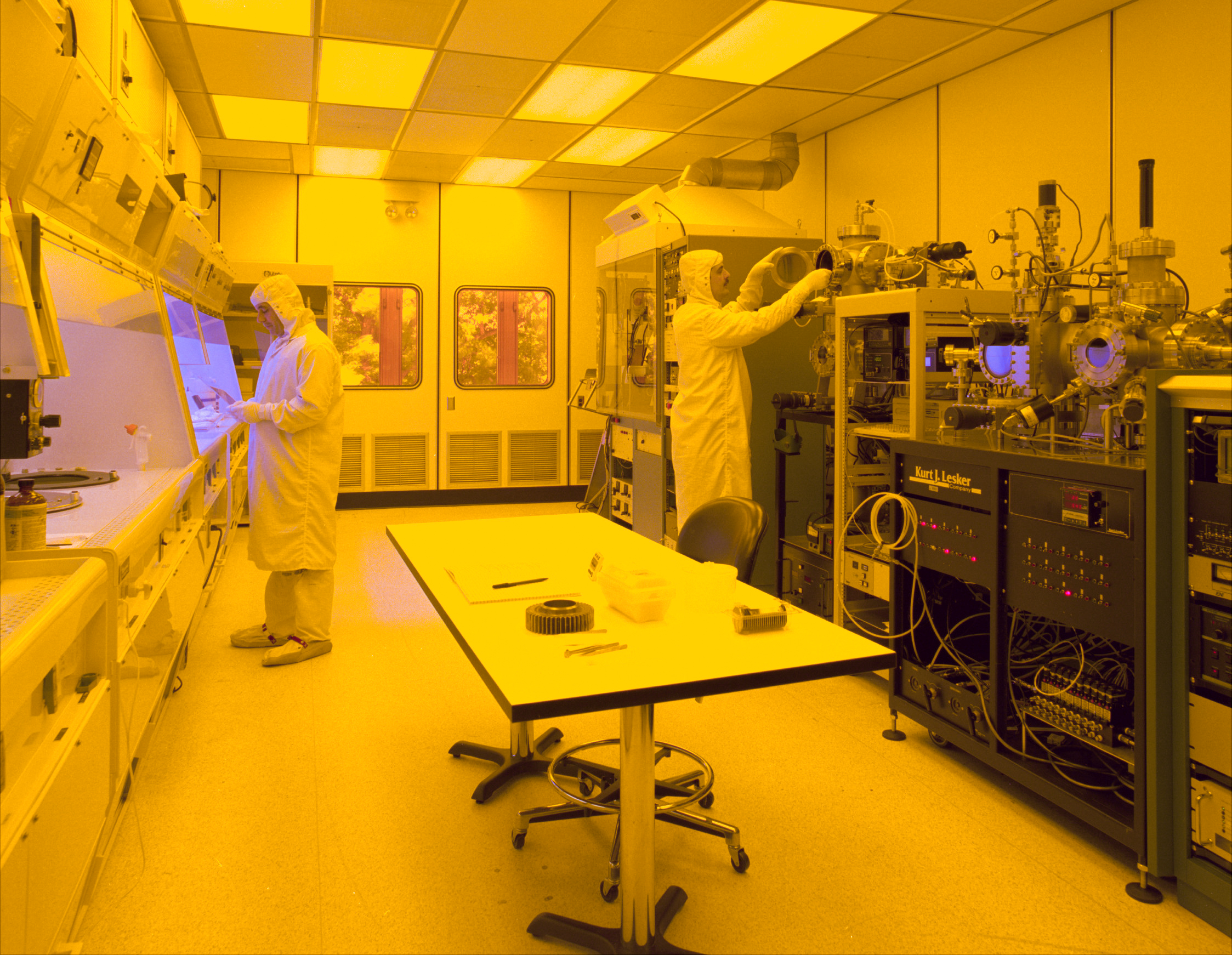 Salle blanche d’une installation de fabrication de semi-conducteurs.
