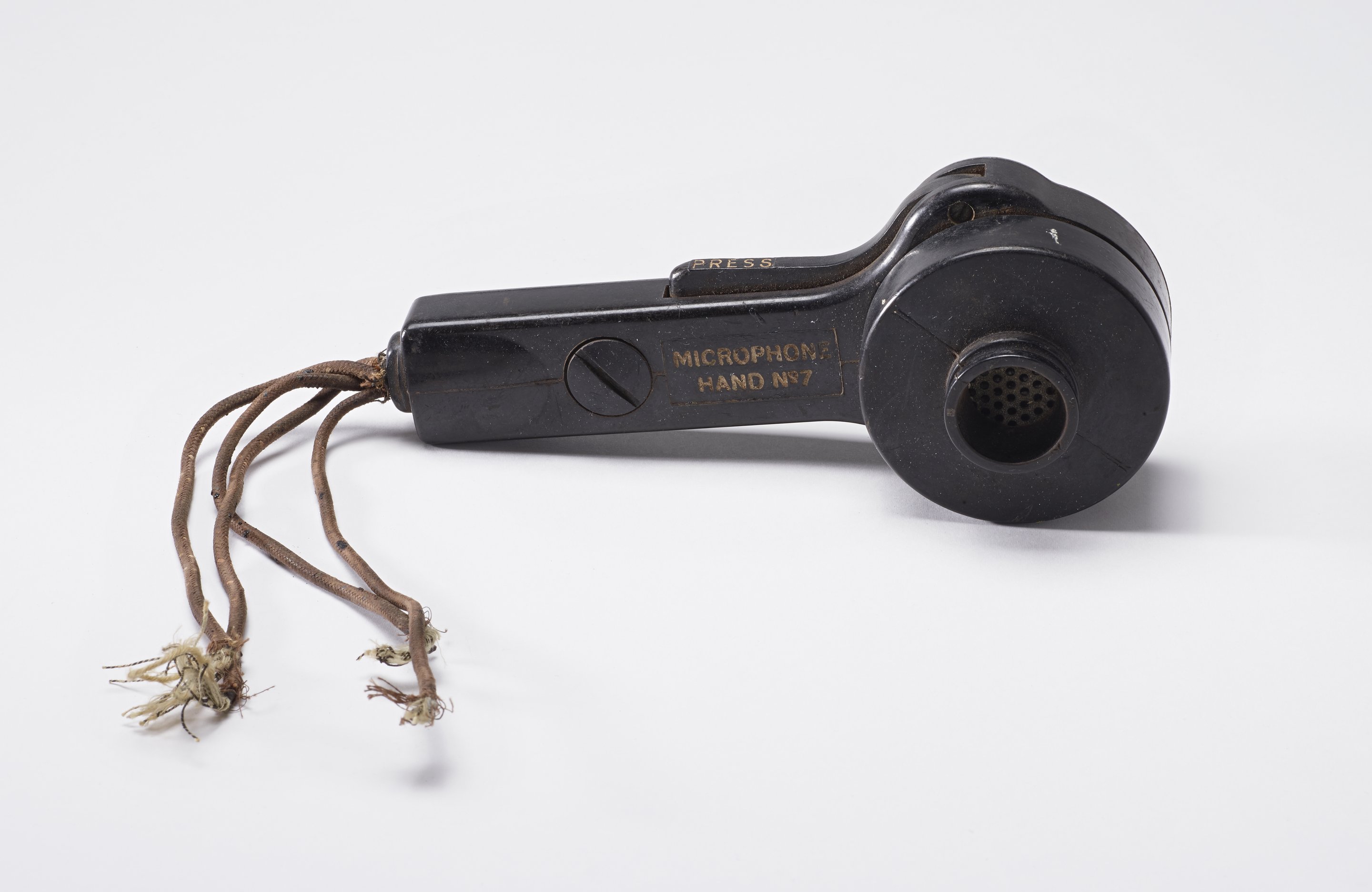 Ancien microphone à main noir en bakélite, symbole d’un dictaphone local