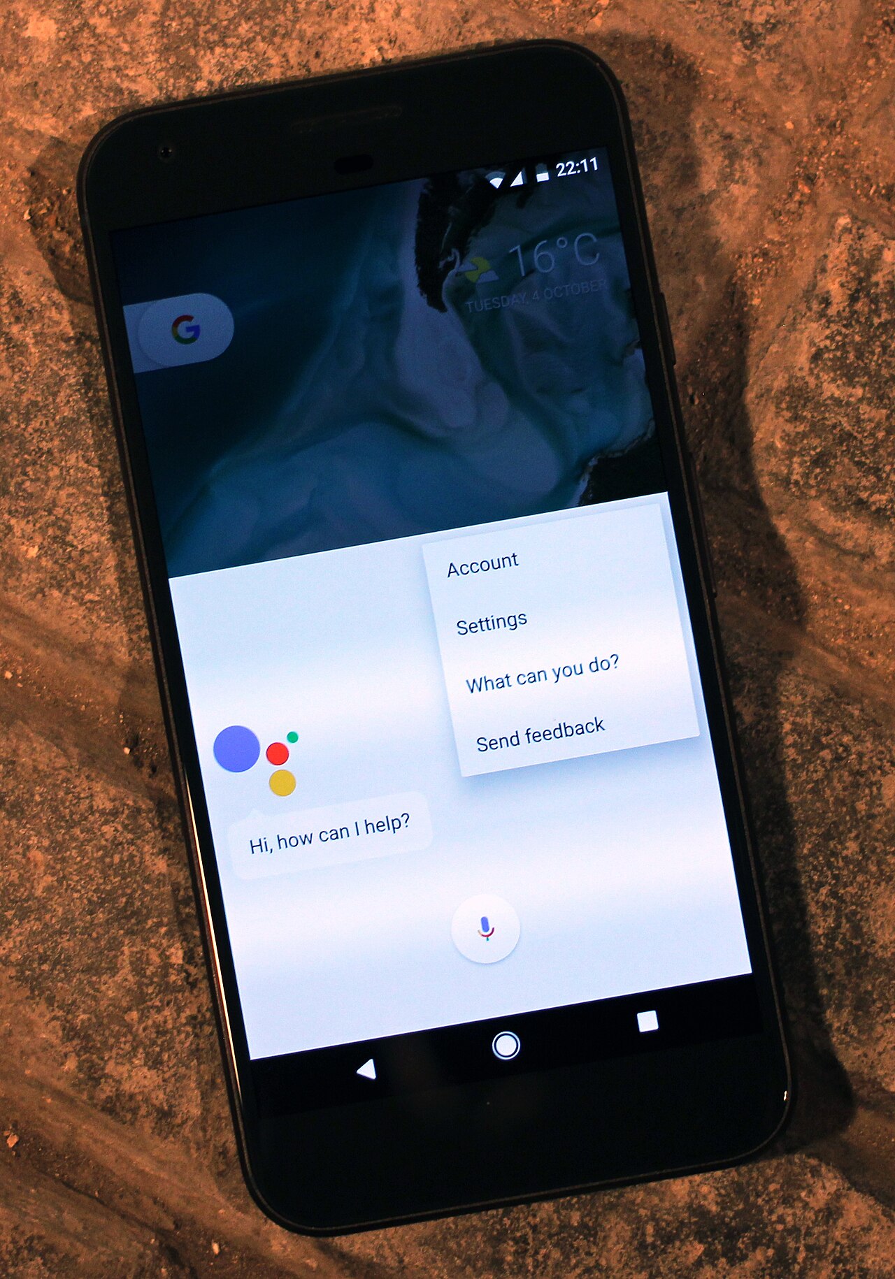 L'assistant Google affiché sur un smartphone Android