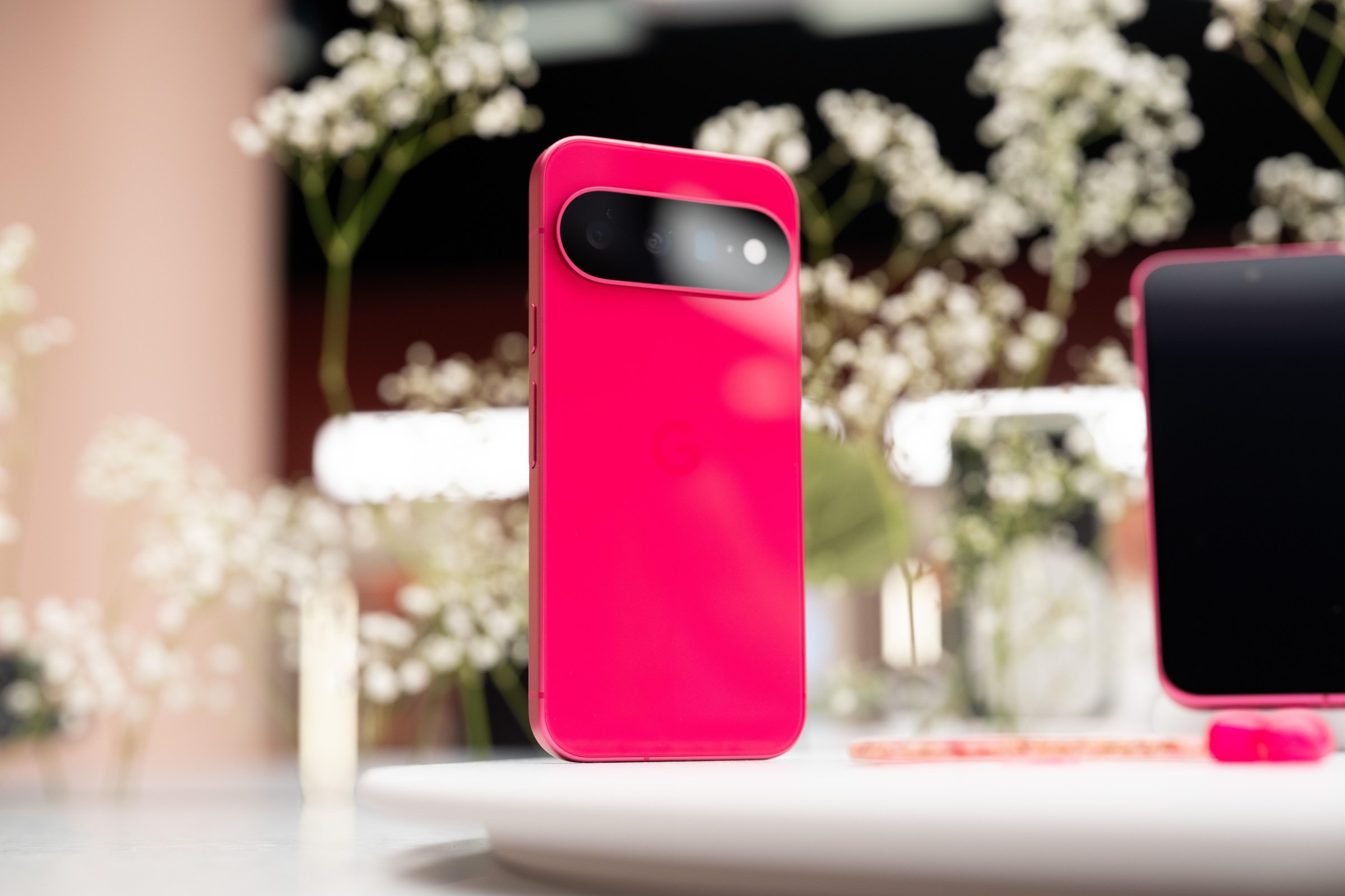 Pixel 11 en rose hibiscus, une des nouvelles couleurs annoncées par Google