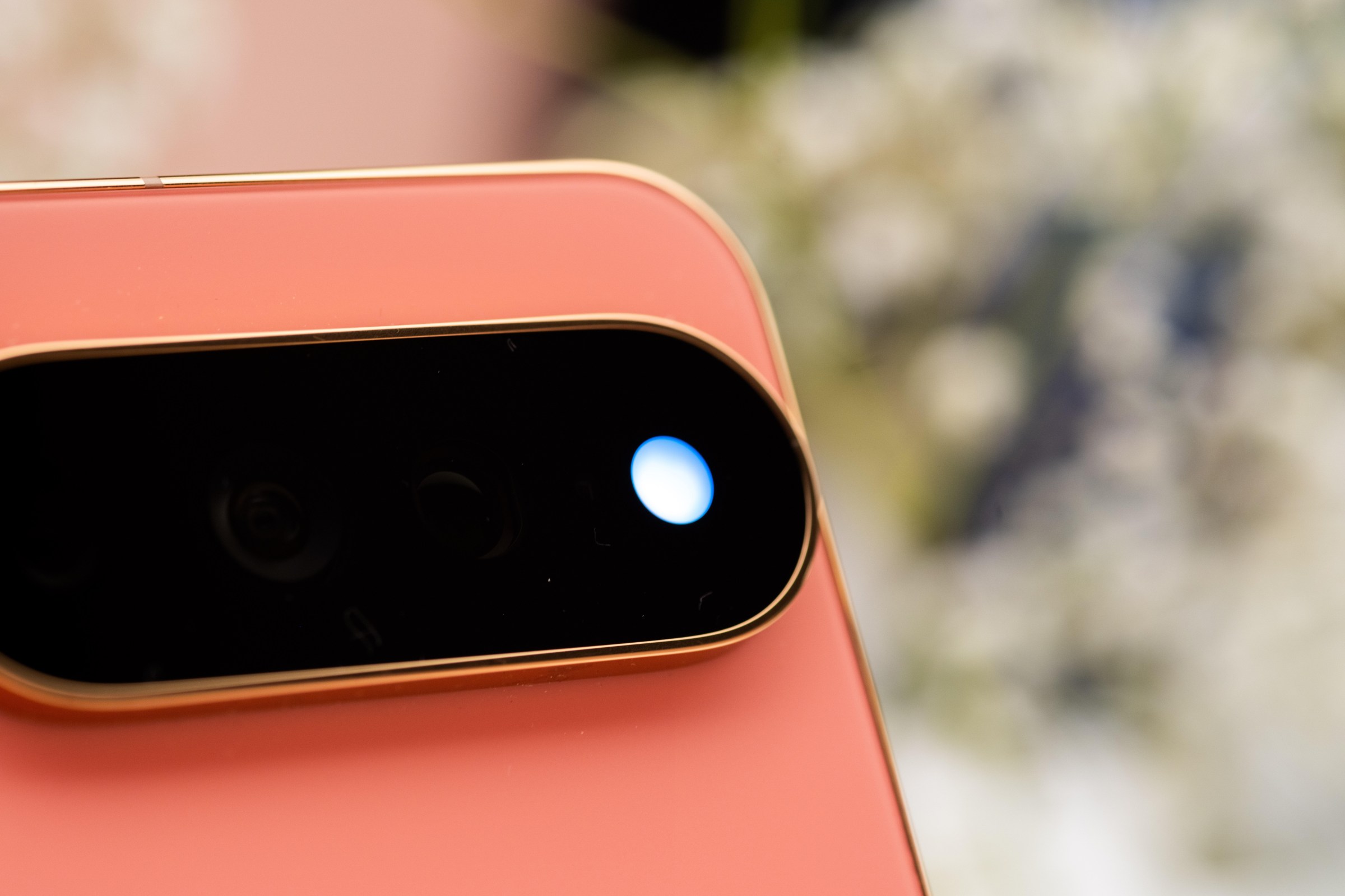 La LED HiLight du Pixel 11 Pro, qui signale les interactions avec Gemini