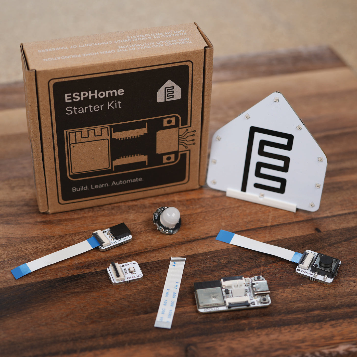 Le contenu du kit officiel ESPHome : carte principale, quatre modules, nappes de câbles et support.