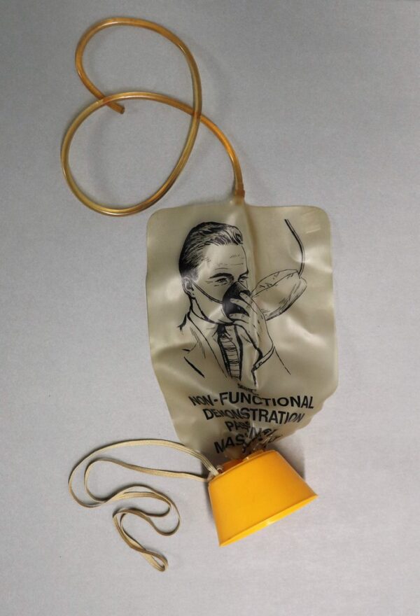 Photo d'un masque à oxygène d'avion, utilisée en illustration d'ouverture du guide anti-IA de librarian.net.