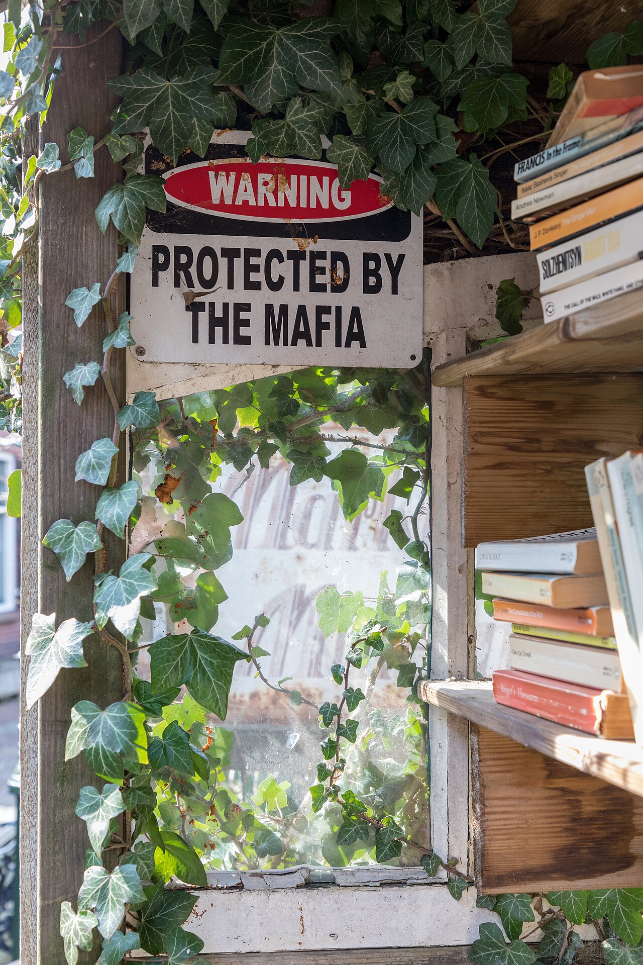 Une librairie antiquaire à Bredevoort, aux Pays-Bas, avec des rayonnages de livres anciens.