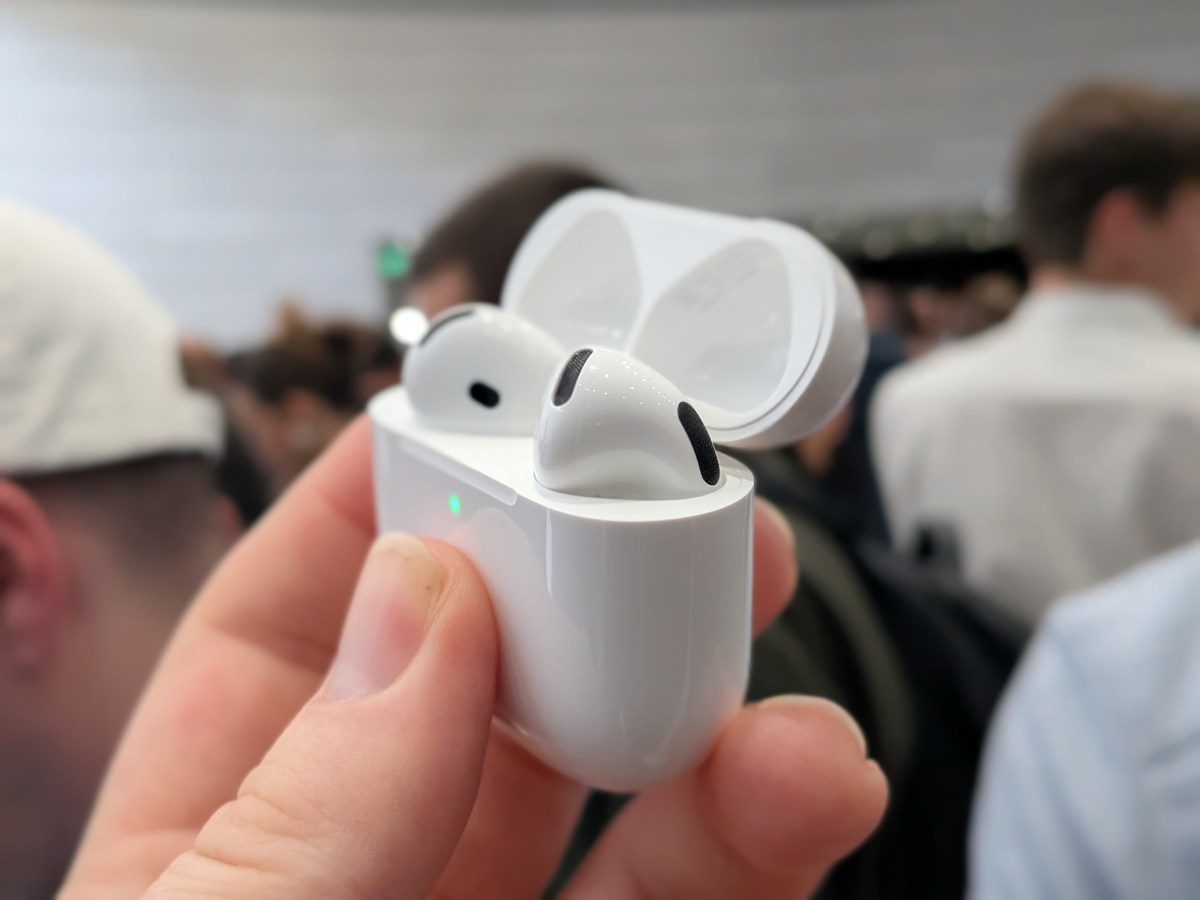 Une paire d'AirPods en photo d'illustration, avant l'arrivée attendue d'une version avec caméra.