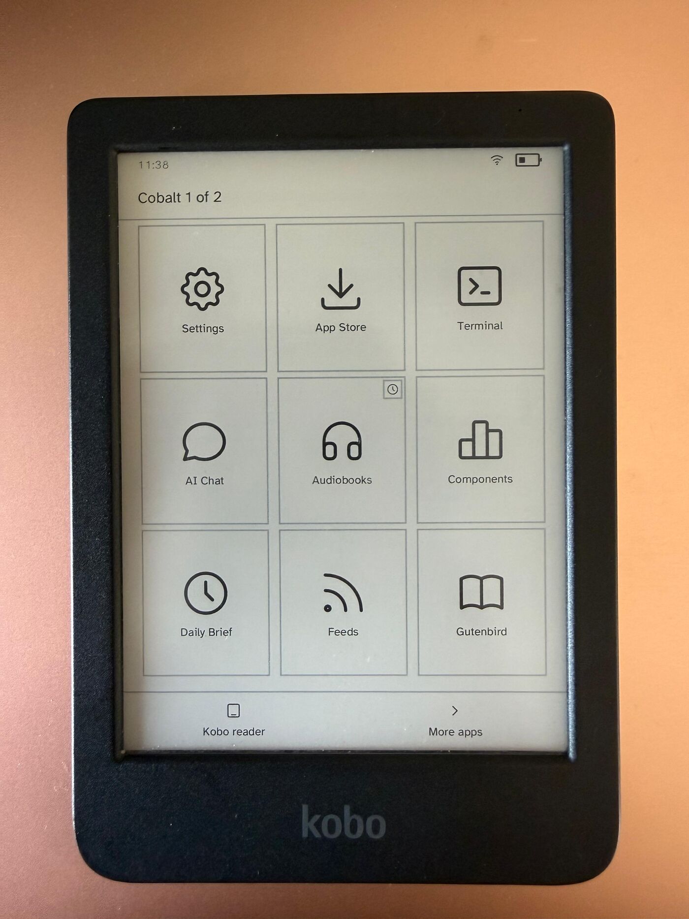 Le lanceur Cobalt affiché sur une liseuse Kobo Clara BW : une grille d’applications s’affiche sur l’écran à encre électronique.