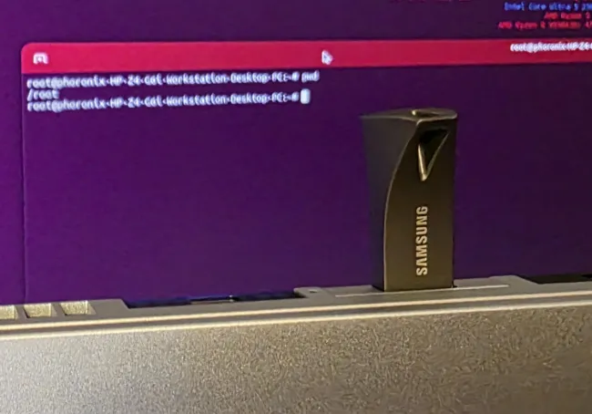 Clé USB branchée sur un ordinateur, illustration de la faille NTFS3.