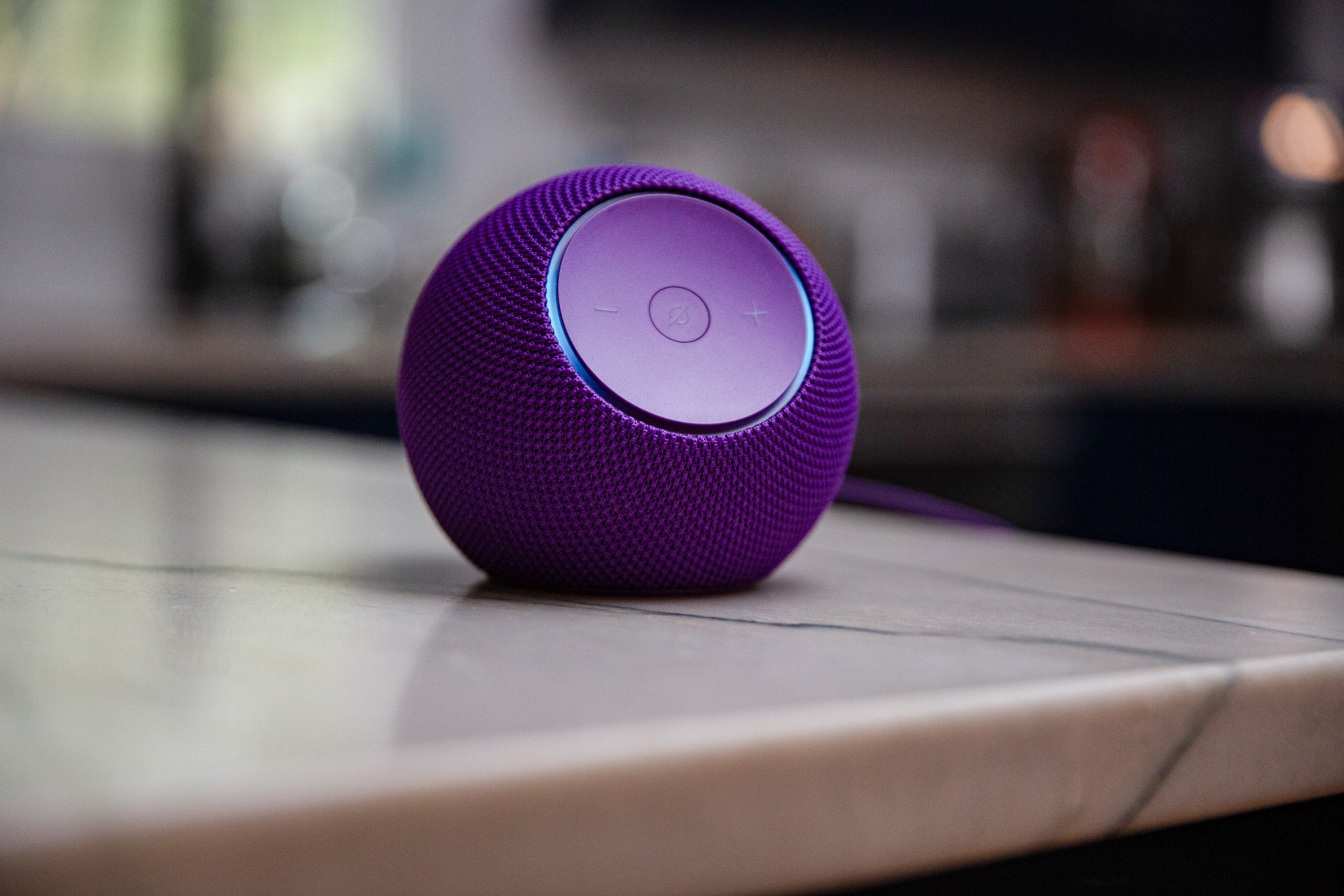 L'enceinte Amazon Echo Dot Max sur une table.