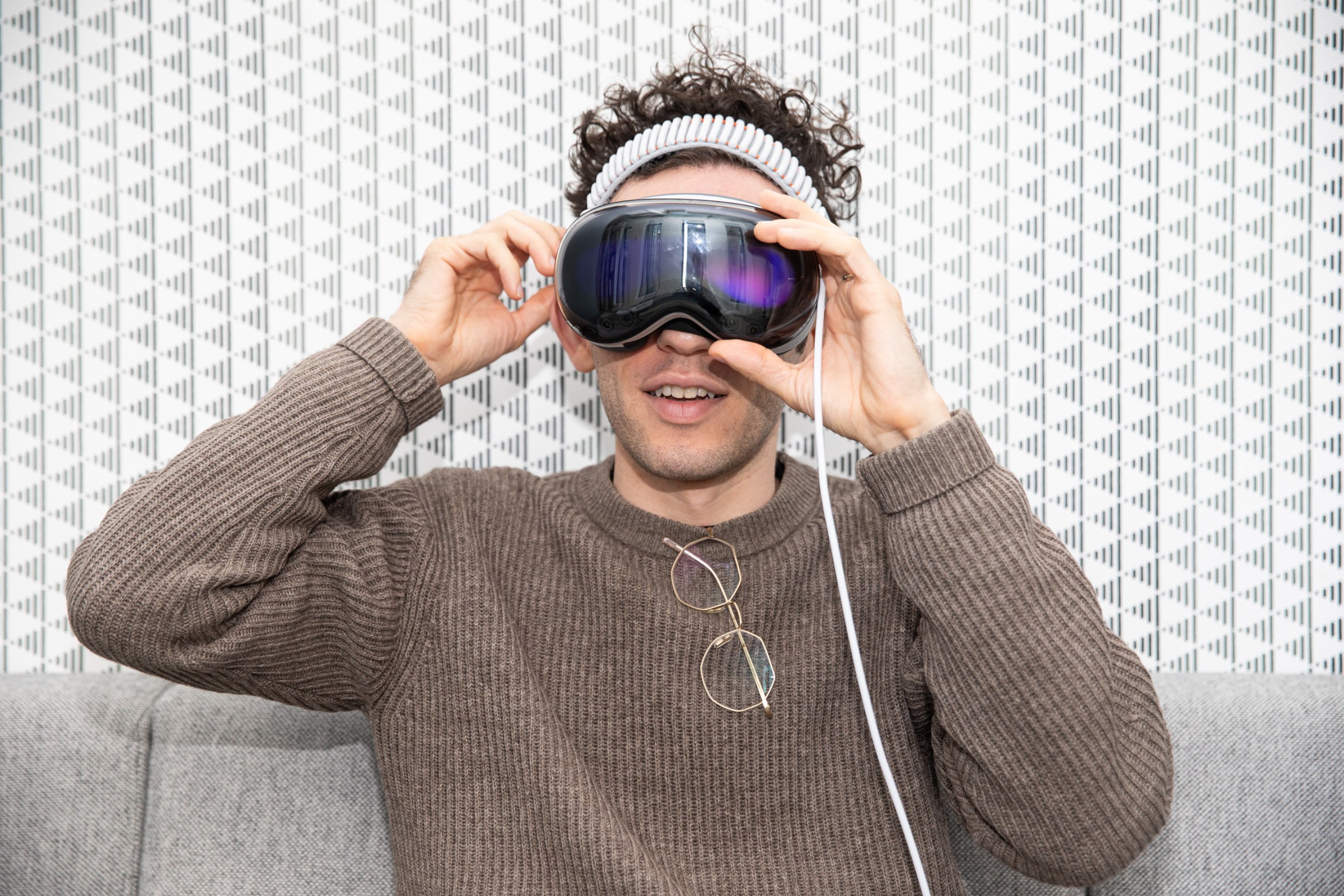 Le casque Apple Vision Pro posé sur une surface.