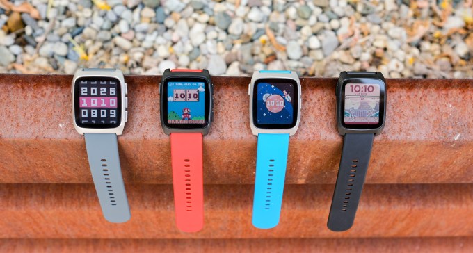 La montre connectée Pebble Time 2 montrée dans différentes couleurs.