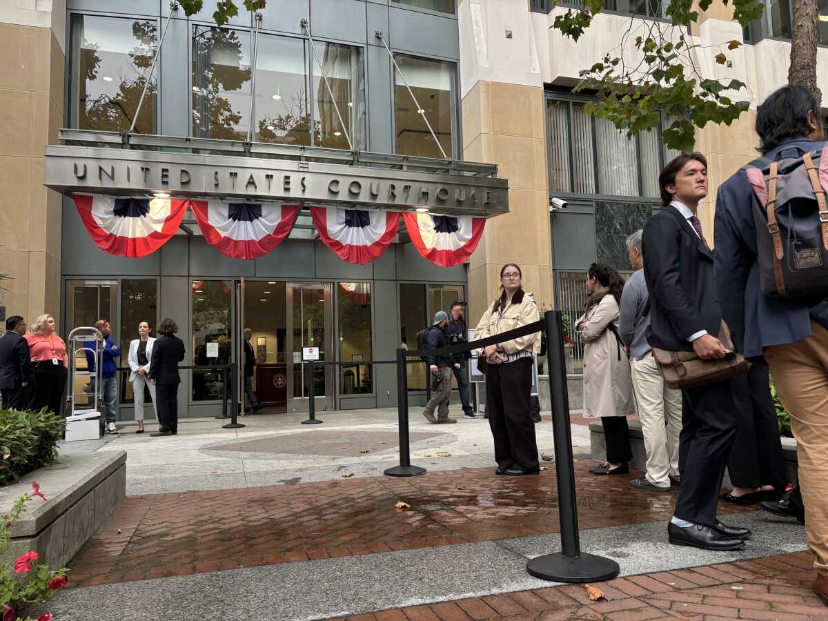 Des gens font la queue devant le tribunal fédéral d'Oakland, en Californie, avant l'ouverture du procès contre Meta.