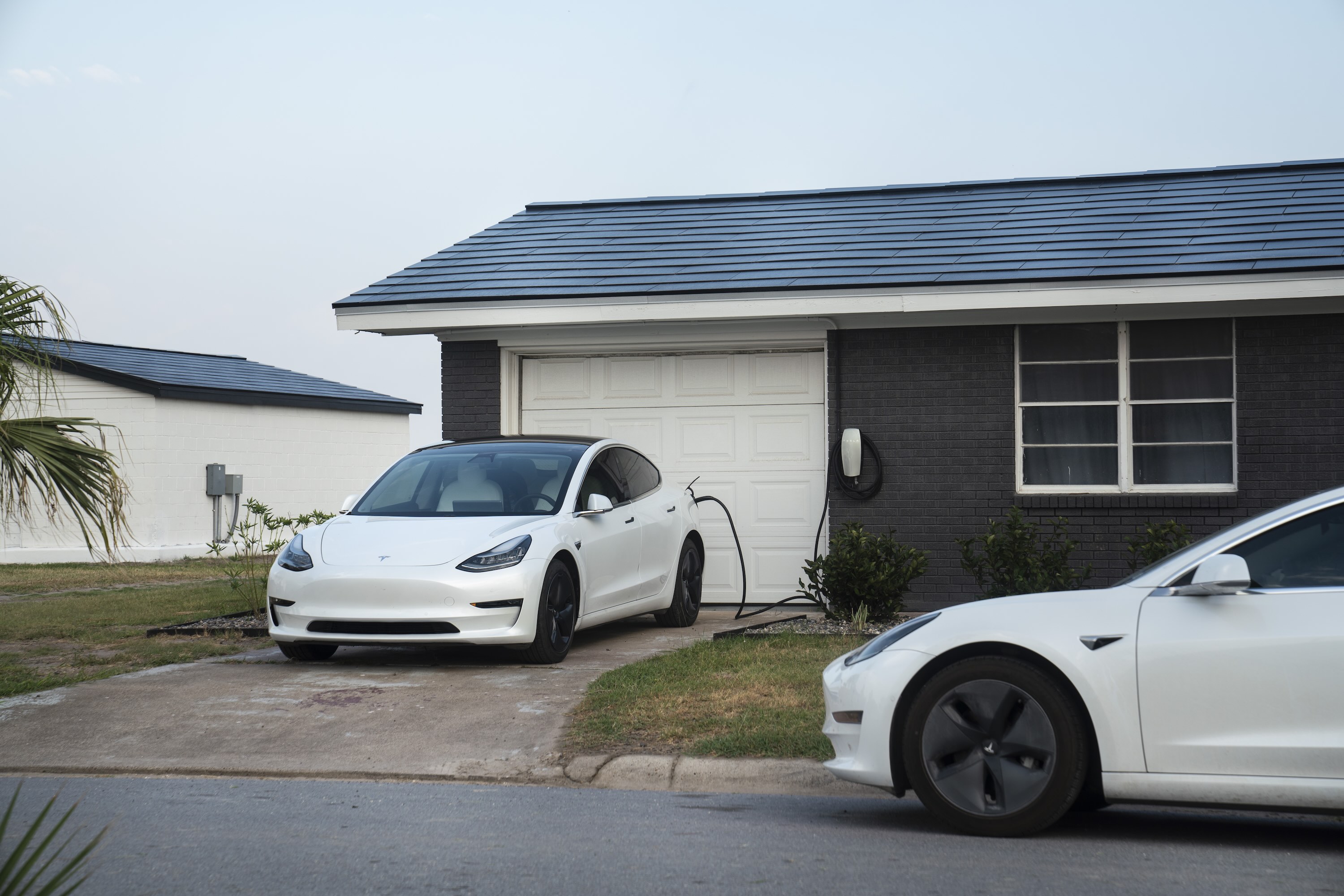 Maison avec un toit solaire Tesla.