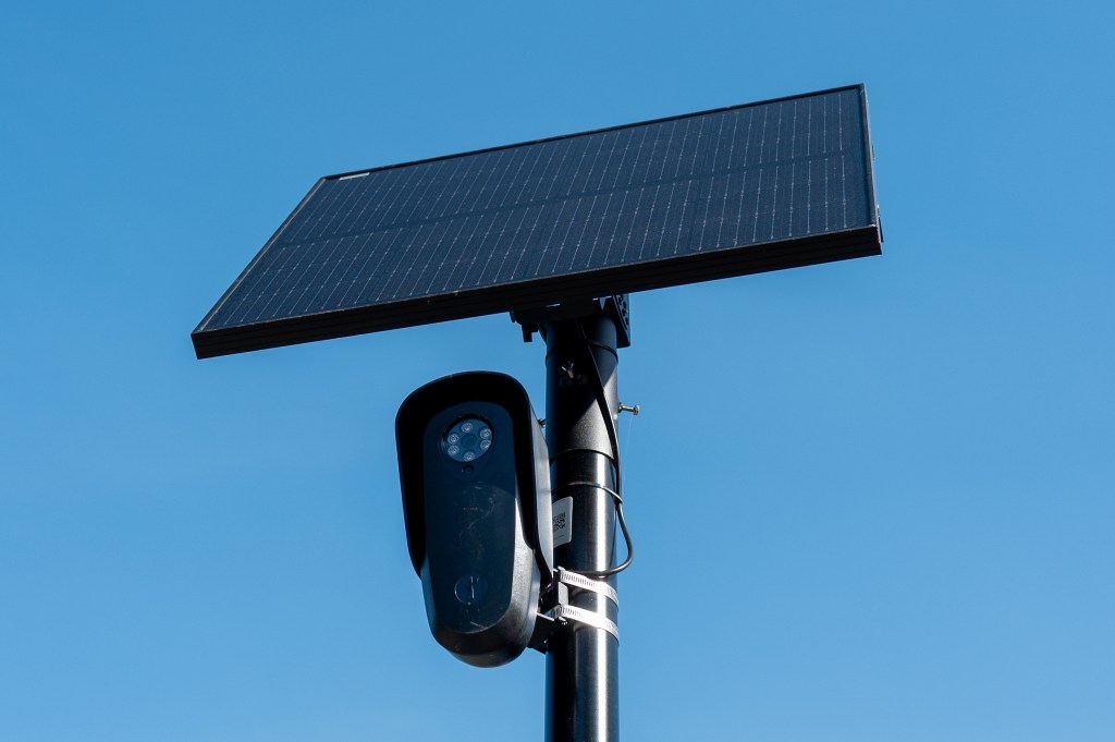 Caméra de surveillance Flock avec panneau solaire.