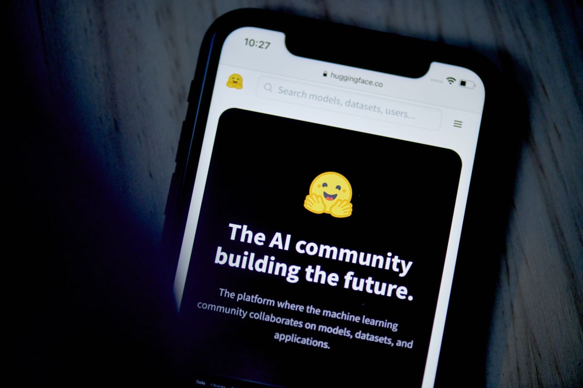Le site Hugging Face affiché sur un smartphone à New York