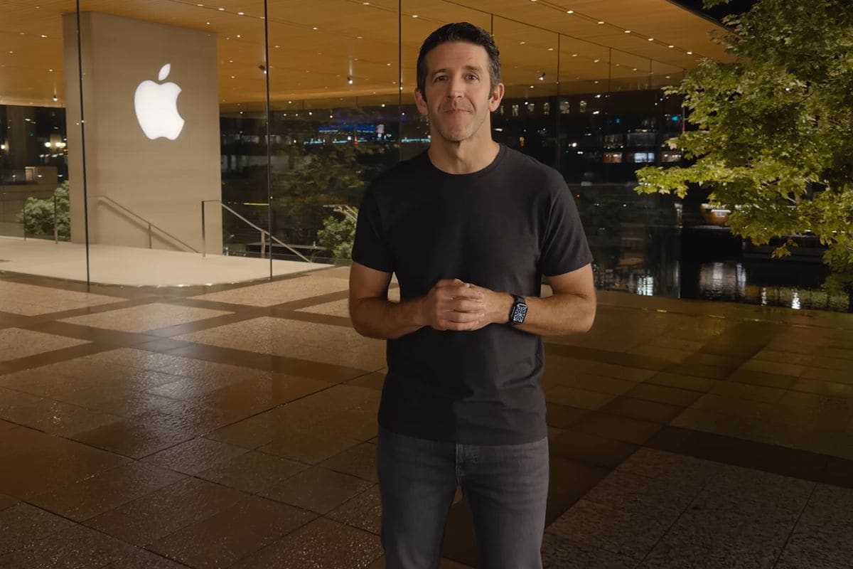 John Ternus, nouveau directeur général d'Apple, lors d'une présentation.