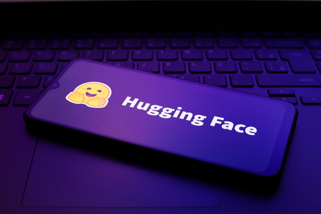 Le logo de Hugging Face affiché sur un smartphone